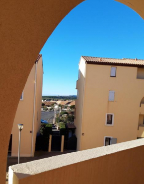 appt 2 ou 4 personnes avec piscine, tennis et parking privé
